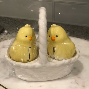 ✨NWT✨ Rae Dunn Salt & Pepper Yellow Baby Chicks in a Basket Ceramic Set